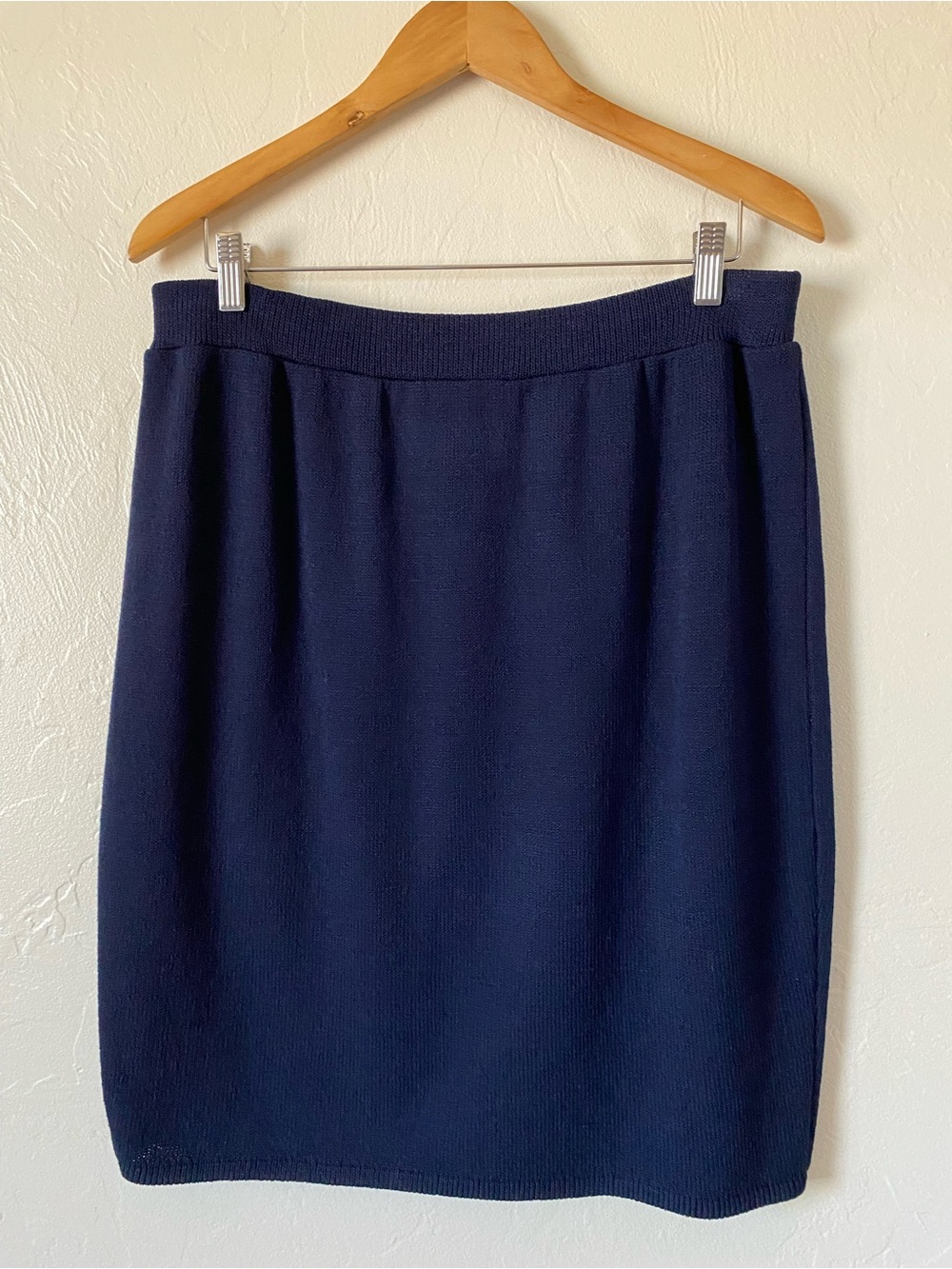 St. John collective size 12 navy blue ribbed knit midi skirt